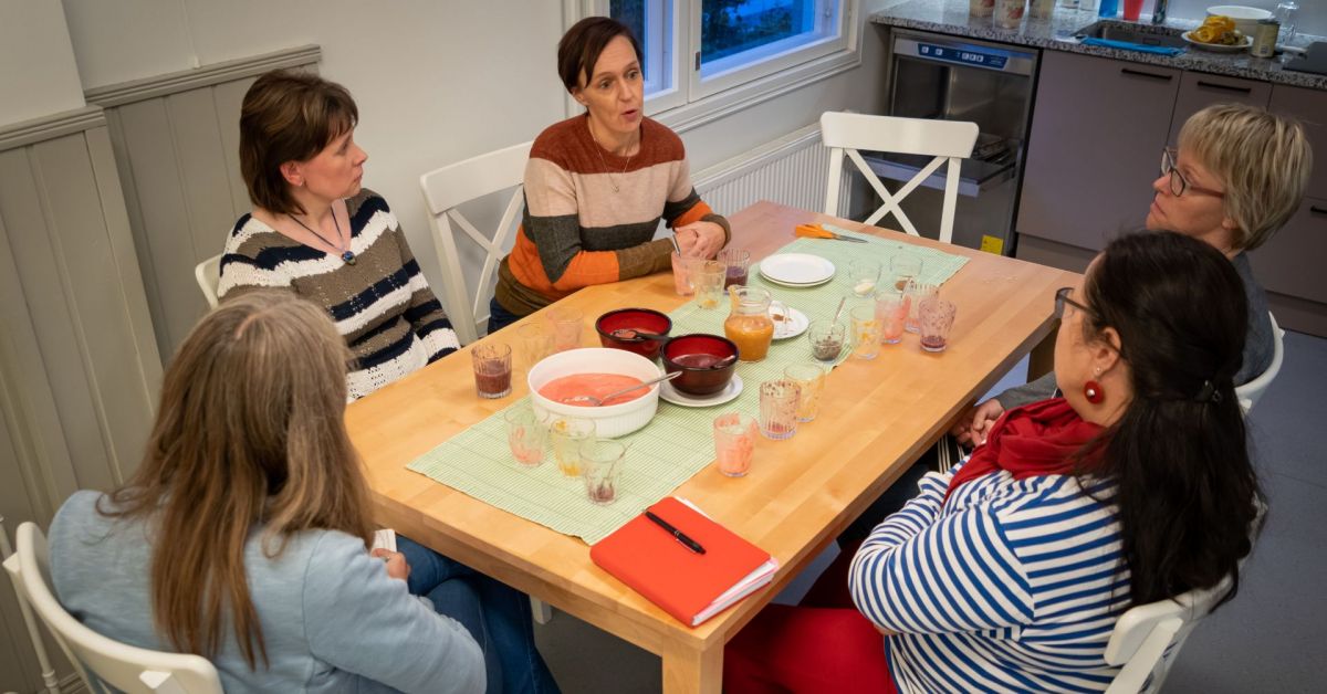 Kvinnor runt ett bord med halvtomma glas och skålar.