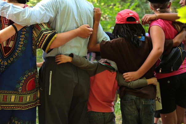 Barn vända med ryggen till som håller om varandra