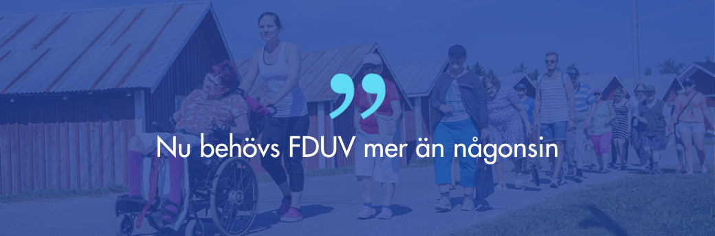 Personer med funktionsnedsättning som går i rad som på ett demonstrationståg och citatet Nu behövs FDUV mer än någonsin.