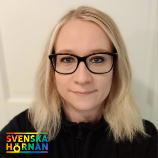 Emma Skogman, som har blont axellångt hår och stora glasögon med svarta ramar, och Svenska Hörnans logo i regnbågens färger.