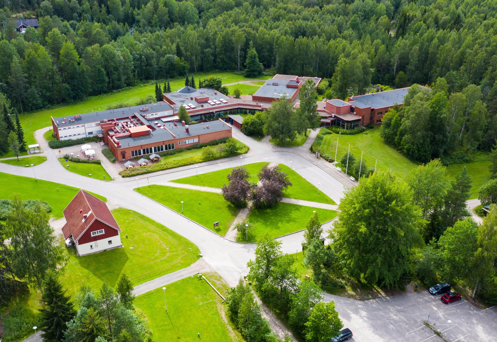 En röd tegelbyggnas fotad från luften.