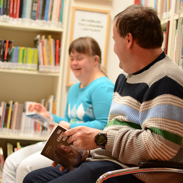 Glada personer med böcker i händerns i vårt bibliotek.