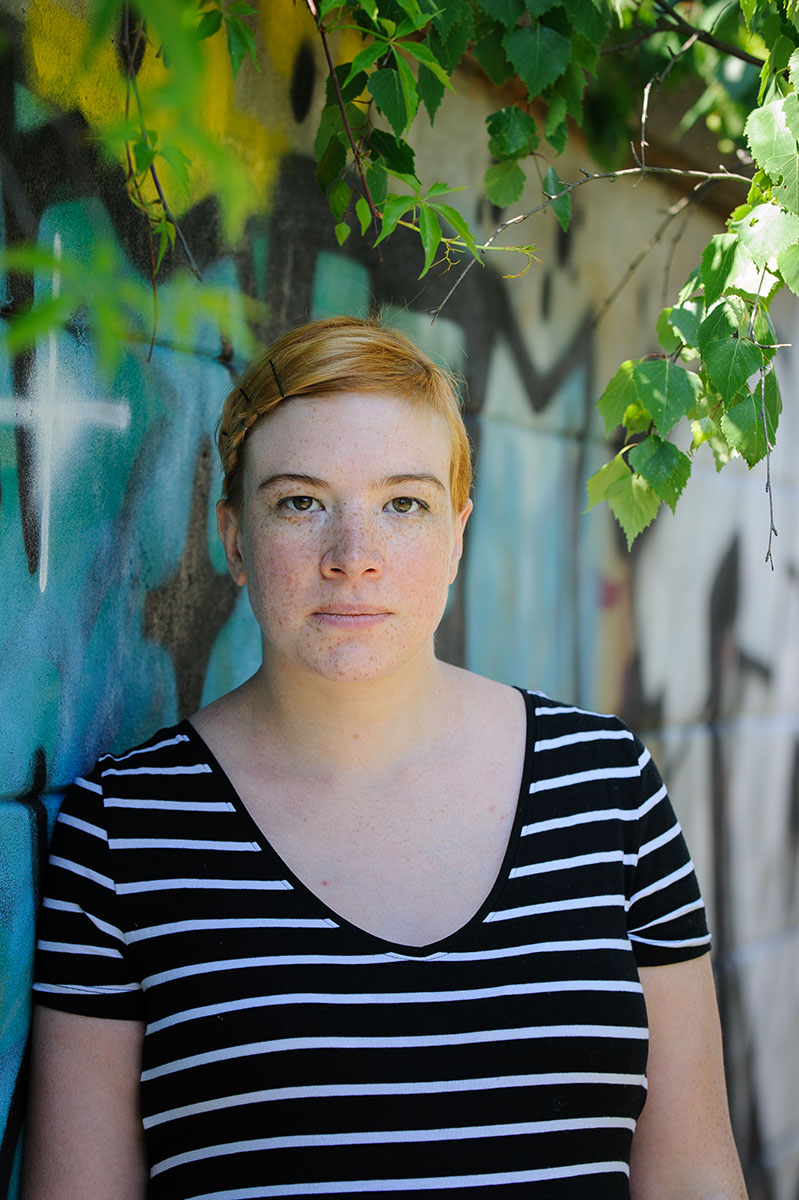 Andrea Westerlund mot en graffitivägg - vertikalt foto.