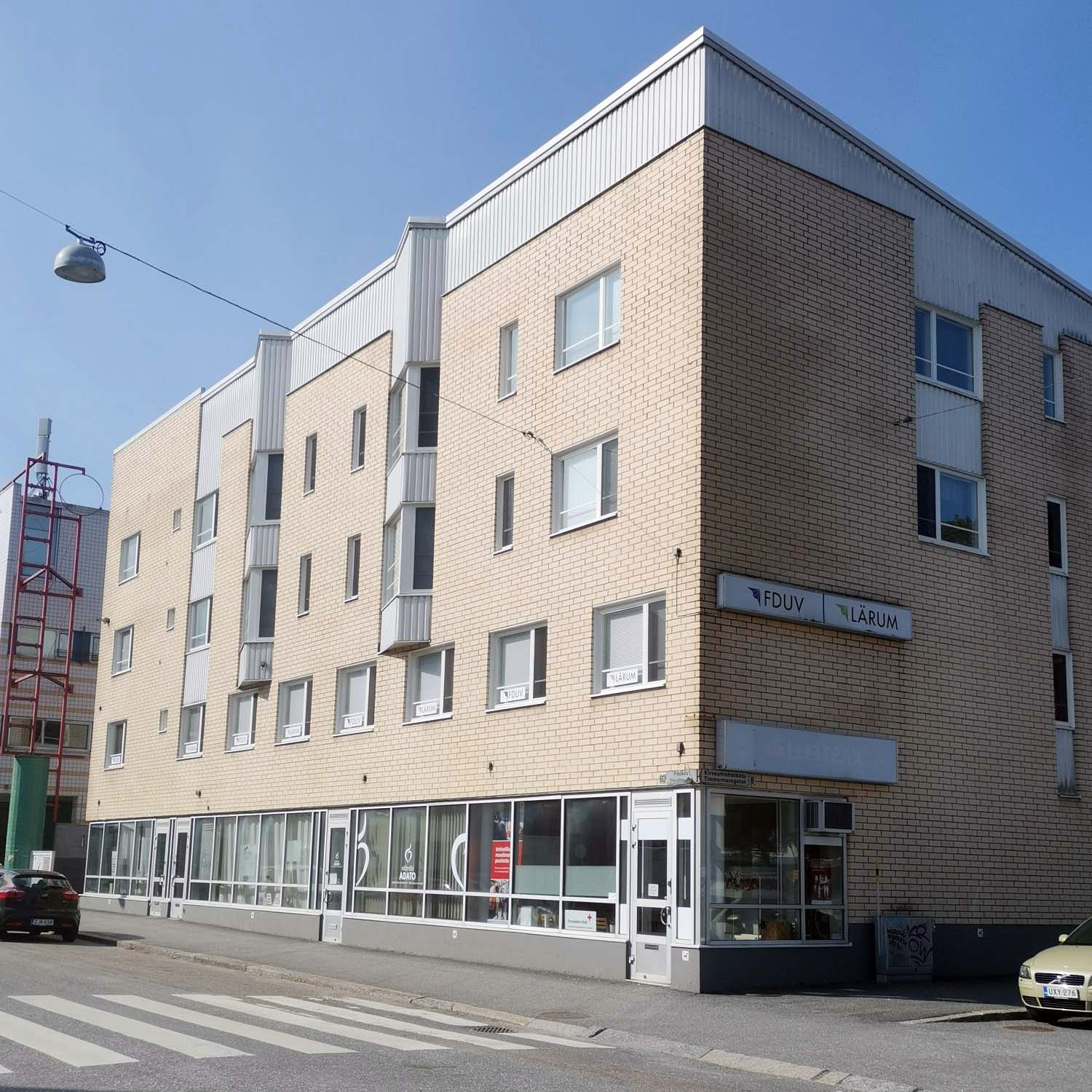 Fasaden av ett ljusgult tegelhus.