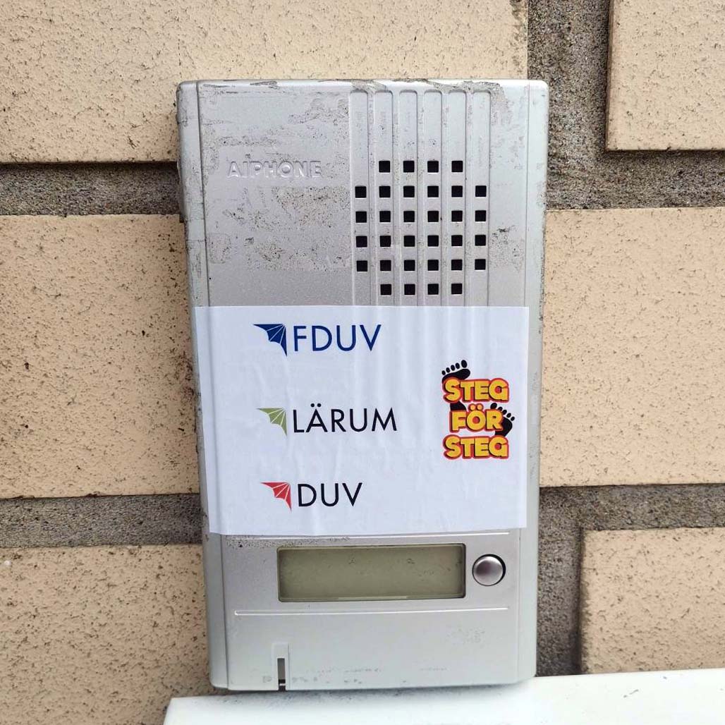 Ringklocka med FDUV:s Lärums, DUVs och Steg för Stegs logo.