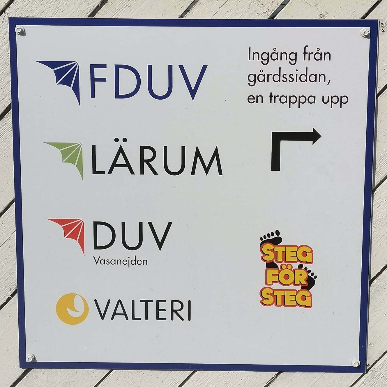 Skylt som visar vägen till innergården.