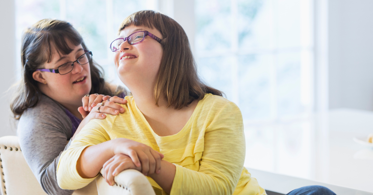 bild av två syskon som skrattar