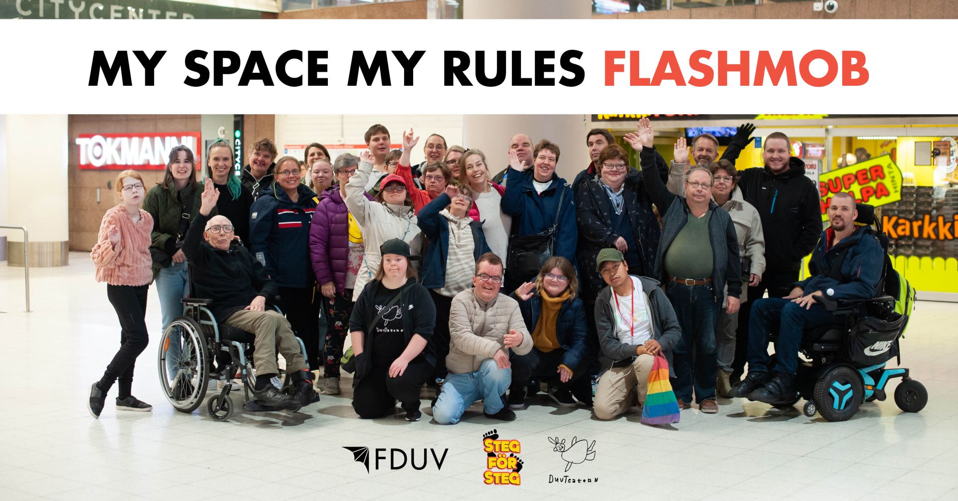 En stor grupp människor i metrostationsmiljö och texten My space my rules flashmob samt Steg för Stegs, DuvTeaterns och FDUV:s logon.
