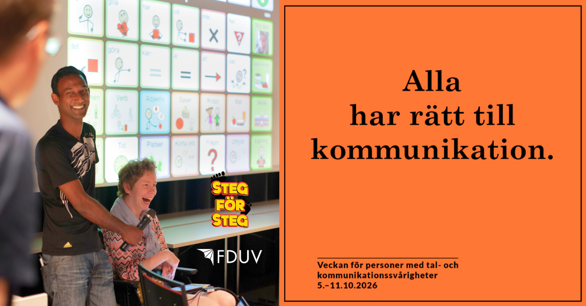 Ida Westerlund som kommunicerar med kommunikationsapp på ett erfarenhetstalaruppdrag tillsammans med sin assistent.