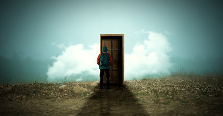 Ungdom med ryggsäck framför dörr, öppnas mot moln och framtiden