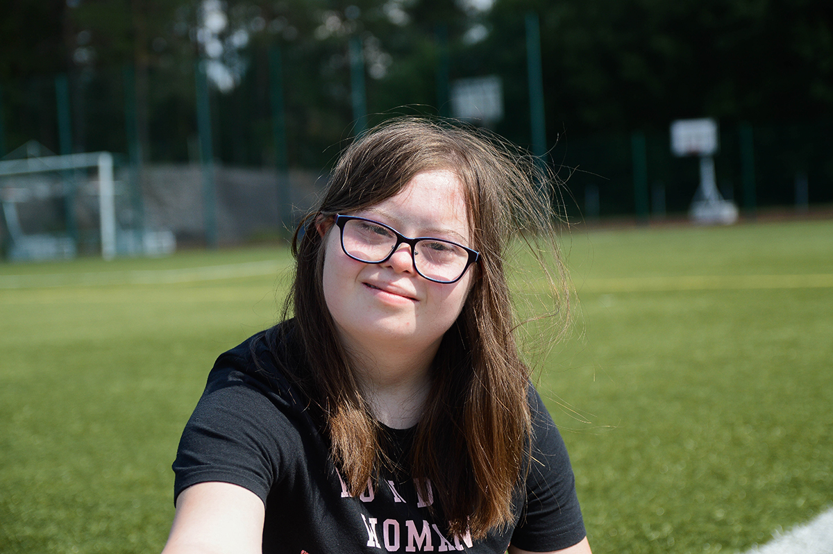 Ung flicka med Downs syndrom och glasögon.