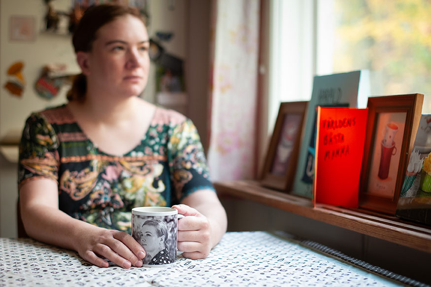 Andrea Westerlund i ett kök med en kopp i handen.