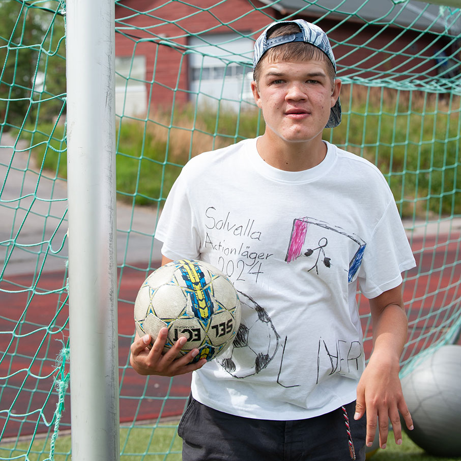 Oliver med fotboll i handen.