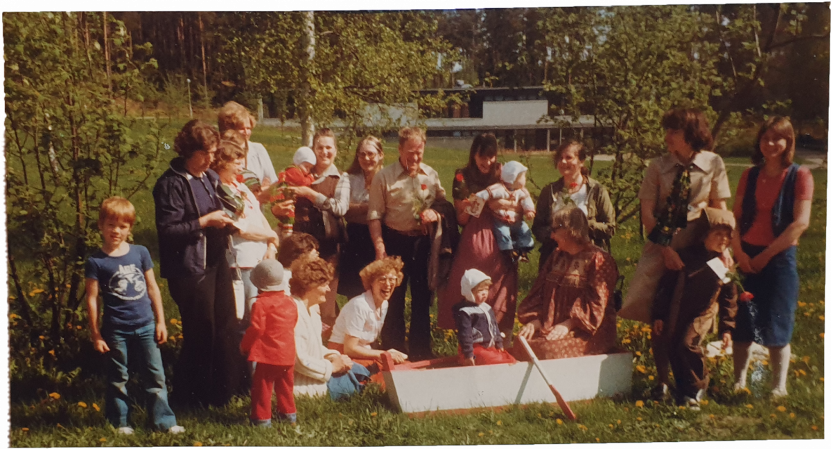 En gruppbild från 70-talet på barn och vuxna utomhus.