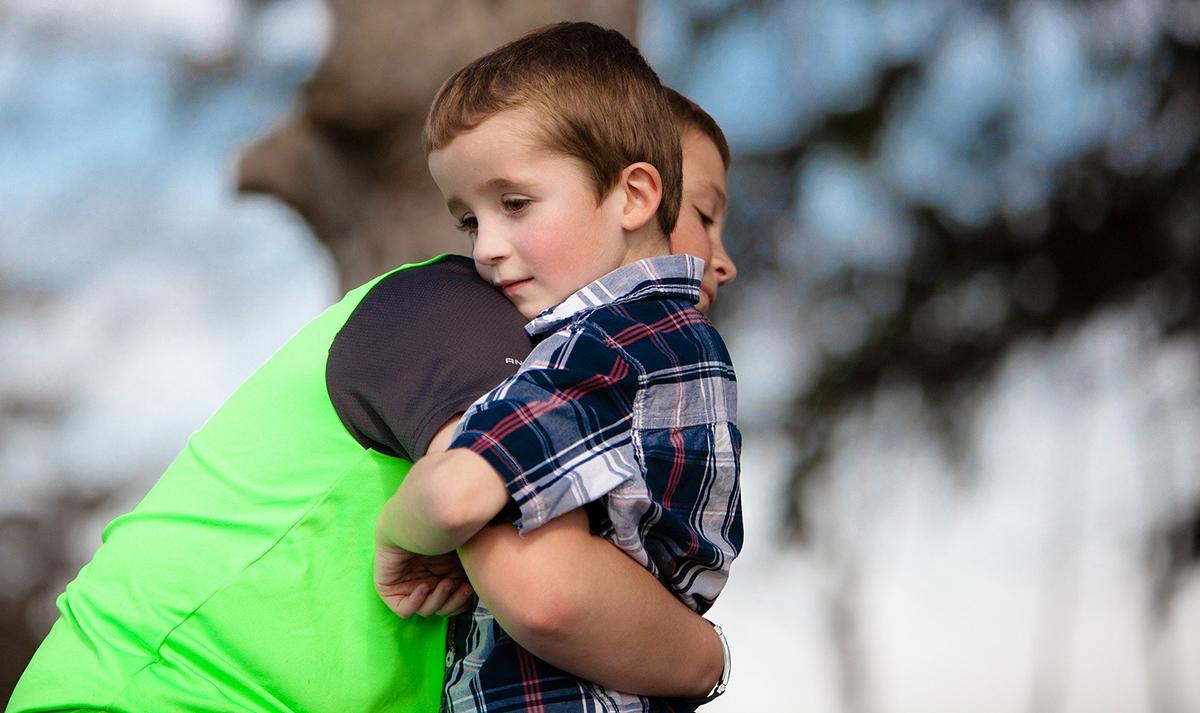 Pojke kramar om sin lillabror.
