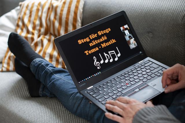 Person med dator i famnen, från skärmen framgår att Steg för Stegs nätcafé med temat musik pågår.