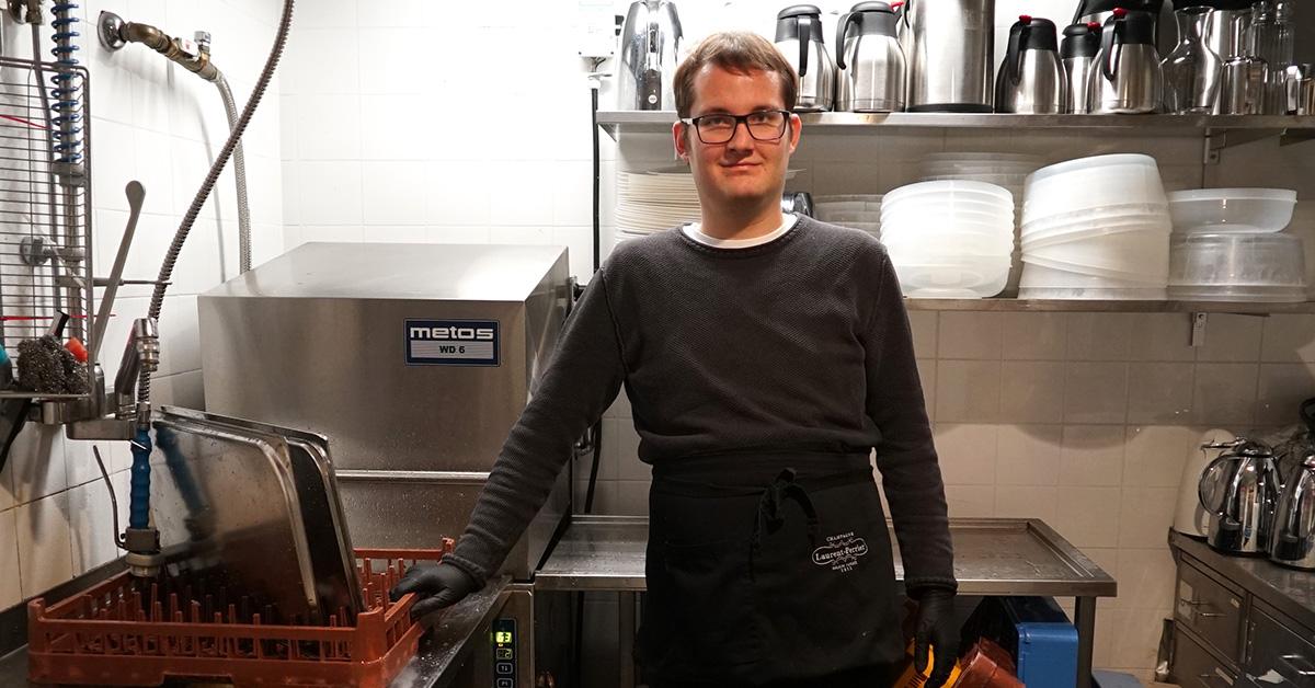Jan Ekström sköter om disk i ett kök.