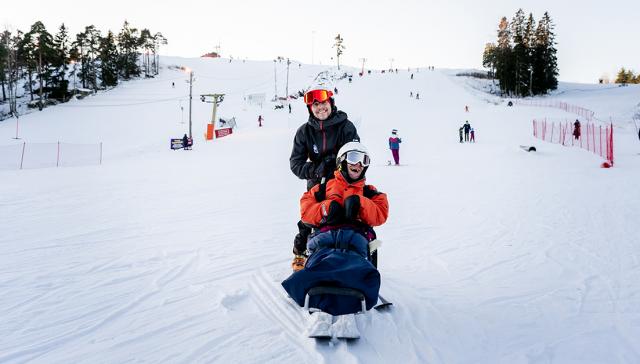 Benny och skidlärare Teemu i slalombacken i Kirvensalo 