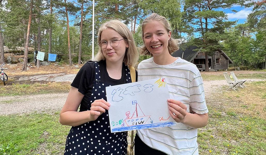 Anna Ilmoni och Linn af Björkesten håller upp en teckning.