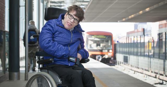 Kvinna i rullstol i urban miljö.