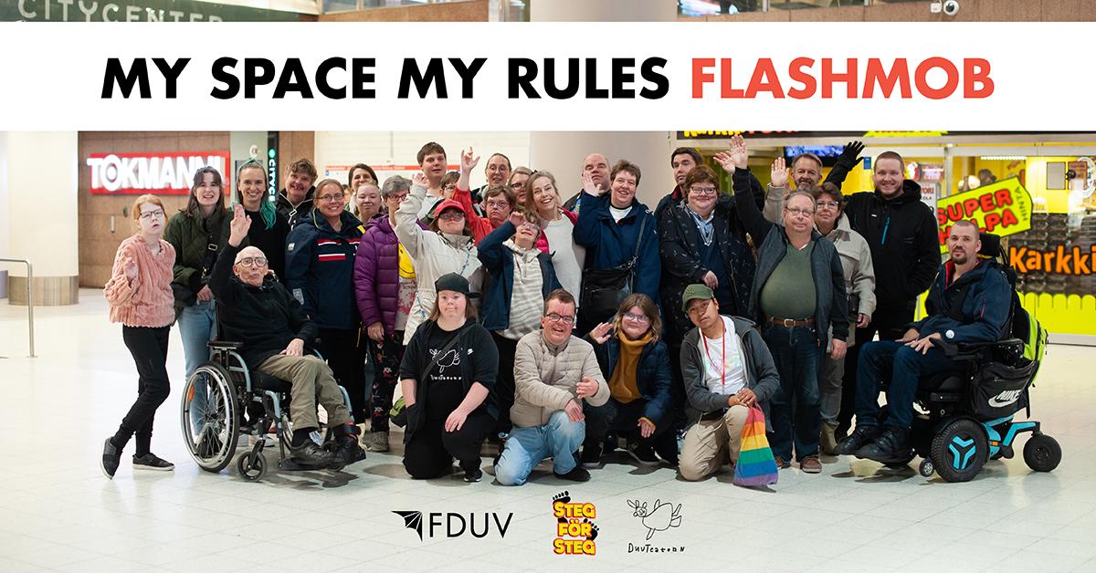 Grupp på ca 30 personer och texten My space my rules flashmob samt logotyperna för DuvTeatern, FDUV och Steg för Steg.