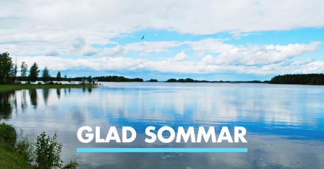 Sommarlandskap vid sjö och texten Glad sommar.