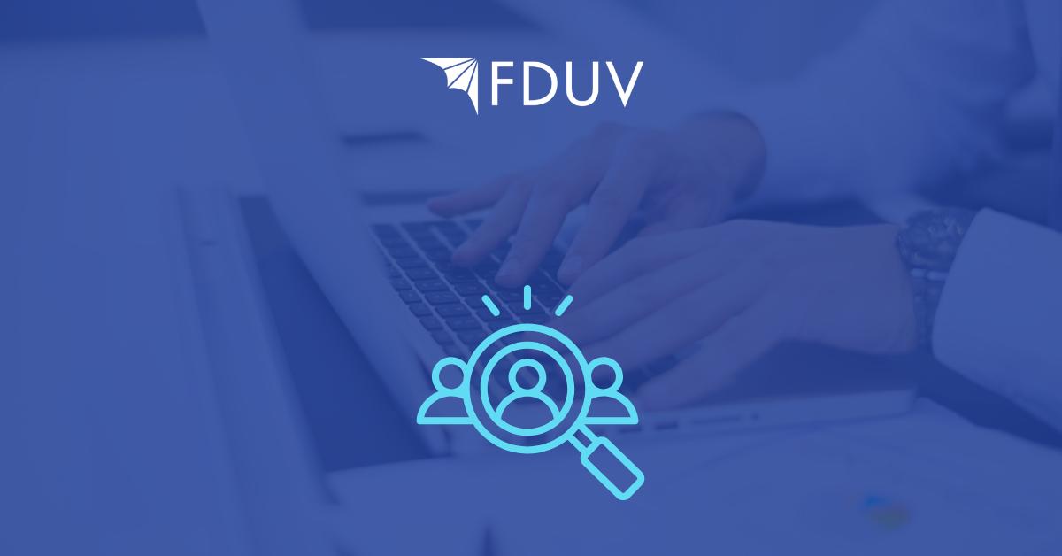 Person jobbar vid dator.